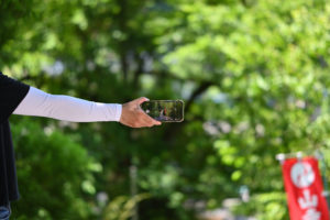 山形・山寺（立石寺）、奥の細道ゆかりの地である石段の風景がスマホに映し出された初夏の情景（撮影:Nikon Z6III）