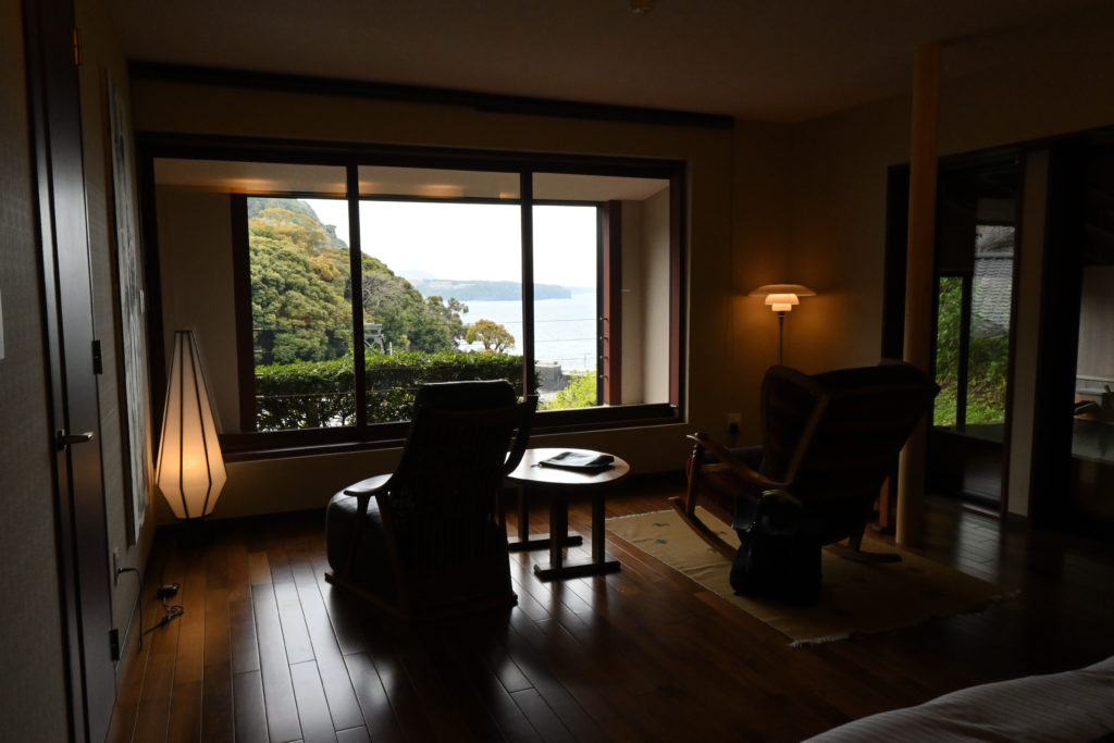 静岡・東伊豆の伊豆大川温泉 いさり火、相模湾を一望する302号室。旅館で最も広い特別な客室から望む贅沢な海景（撮影:Nikon Z50）