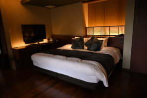 静岡・伊豆大川温泉いさり火、旅館で一番広い302号室のキングサイズベッドルーム。穏やかな光が差し込む上質な空間（撮影:Nikon Z50）