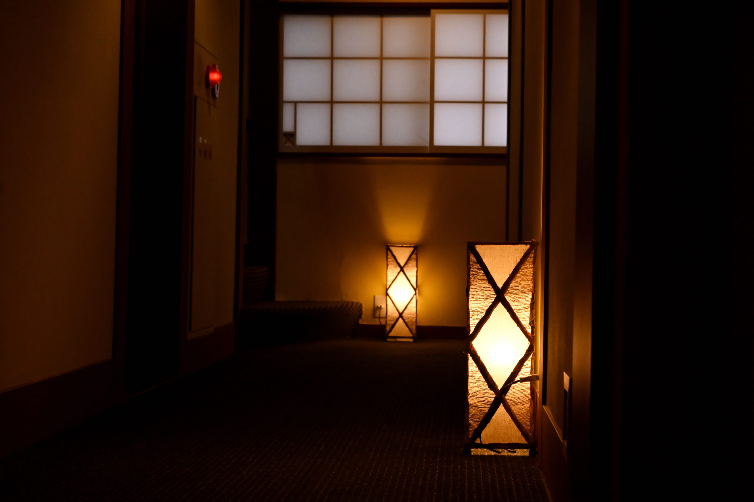 静岡・東伊豆の伊豆大川温泉 いさり火、廊下に置かれた照明が柔らかく灯る静かな館内の情景（撮影:Nikon Z50）