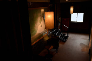 静岡・東伊豆 伊豆大川温泉の旅館いさり火、照明に彩られた廊下と絵画が調和する落ち着いた館内（撮影:Nikon Z50）