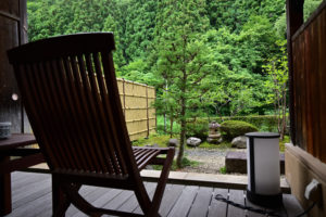 岩手・游泉志だて、露天風呂付き客室の湯上がりスペースで、庭園を望む木製の椅子が並ぶ癒しの空間（撮影:Nikon Z50）