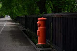 秋田・角館の武家屋敷通り、伝統的な町並みに残る歴史あるポストの風景（撮影:Nikon Z50）