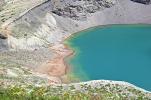 宮城・蔵王連峰の火口湖、エメラルドグリーンとコバルトブルーが織りなす神秘的な御釜の絶景（撮影:Nikon Z50）