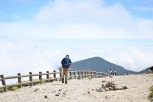 宮城・蔵王御釜、雲と青空が映える晴天の山頂を巡るハイキングコースの風景（撮影:Nikon Z50）
