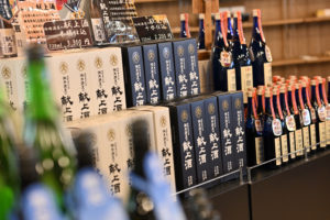 山形の老舗・東光の酒蔵、献上酒が整然と陳列された趣ある蔵内の風景（撮影:Nikon Z6III）