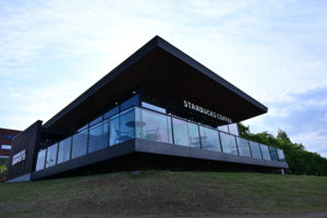 朝の光に映える世界一美しいスターバックス富山環水公園店の外観（撮影:Nikon Z6III）