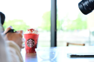 世界一美しいスターバックス、富山環水公園店で味わういちごフラペチーノ（撮影:Nikon Z6III）