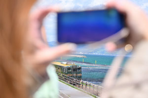 富山・雨晴海岸の海沿いを走る列車「べるもんた」と海の絶景（奇跡の一枚、撮影:Nikon Z6III）