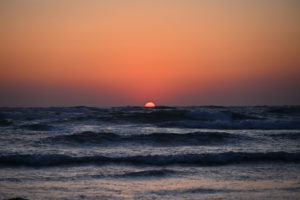 千里浜の海辺、石川の日本海に沈むサンセットとさざなみが織りなす幻想的な光景（撮影:Nikon Z6III）