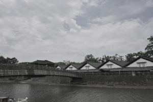 運河沿いに佇む山居倉庫と木造の橋、山形・酒田で撮影したモノクロの情景（撮影:Nikon Z6III）
