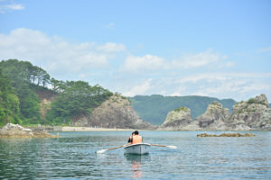 岩手・浄土ヶ浜の入江でボートに乗るカップルと海の絶景（撮影:Nikon Z6III）