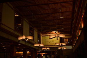 宮城・秋保温泉の旅館 伝承千年の宿 佐勘、温かな照明が彩る館内エントランス（撮影:Nikon Z6III）