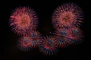 日本三大花火大会の一つ、新潟・長岡まつり大花火大会の夜空に輝く大華（撮影:Nikon Z6III）