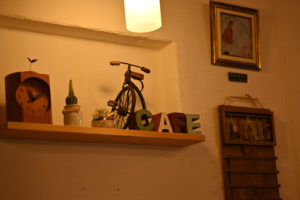 福島のチーズケーキ工房＆カフェ風花、木の温もりを感じる店内インテリアとCAFEの雰囲気（撮影:Nikon Z50）