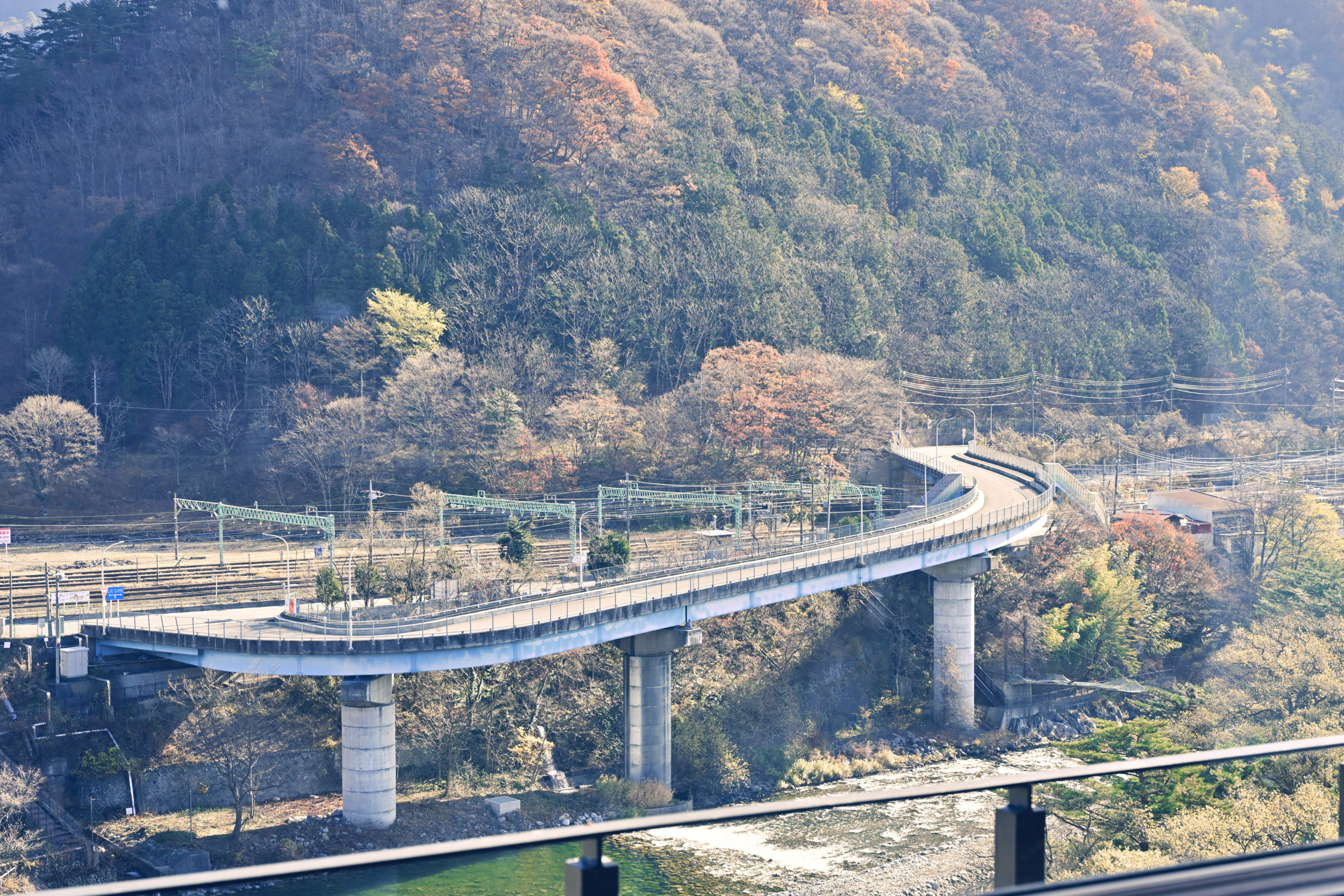 窓から利根川を眺める